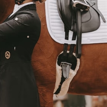 Kentucky Kort dressyrgjord med lammskinn
